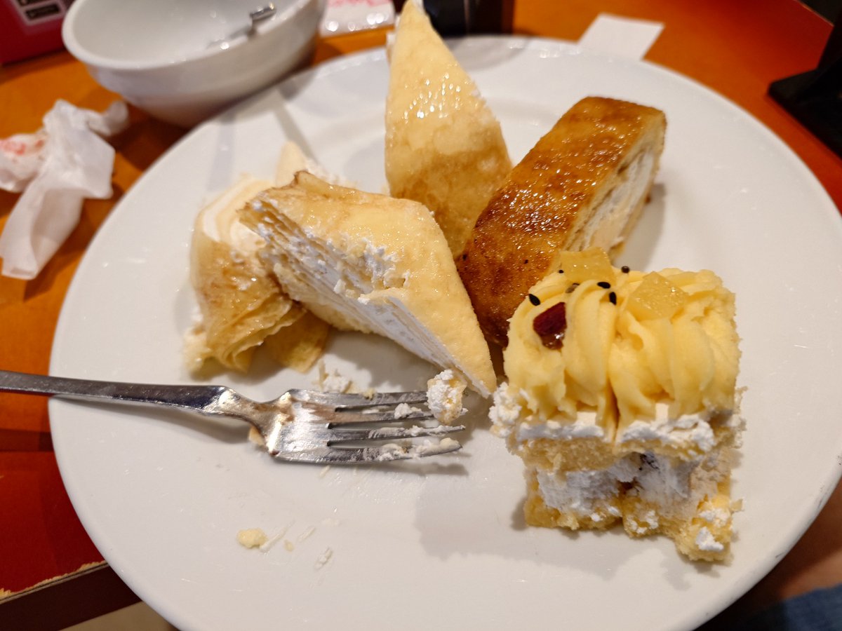 umi_bps's tweet photo. 10月のスイーツパラダイス。
ミルクレープしか勝たん
新しいデザートは
パイナップルのムース、サツマイモとレーズンのケーキ、リンゴとキャラメルのロワイヤルあたり？
ロワイヤルって何だ？生き残りでも賭けるのか？
あと、コラボはよくわからないでござる https://t.co/rapMf2Hz2t
