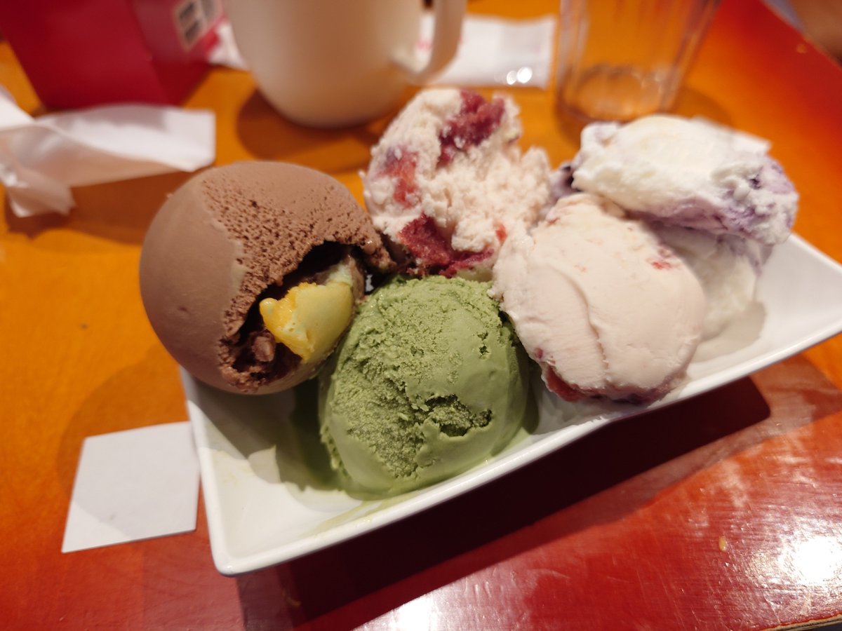 umi_bps's tweet photo. 10月のスイーツパラダイス。
ミルクレープしか勝たん
新しいデザートは
パイナップルのムース、サツマイモとレーズンのケーキ、リンゴとキャラメルのロワイヤルあたり？
ロワイヤルって何だ？生き残りでも賭けるのか？
あと、コラボはよくわからないでござる https://t.co/rapMf2Hz2t