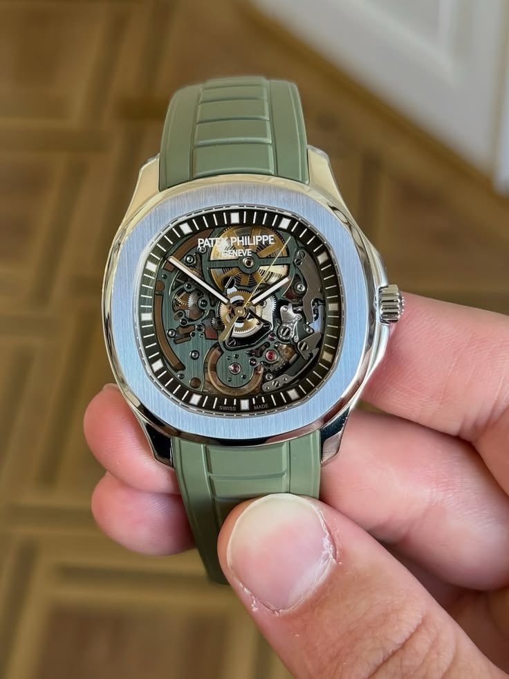 MenAuraHQ's tweet photo. Patek in the hand. Audemars on the cloth. Men stop here. https://t.co/AQW8KXvE9h