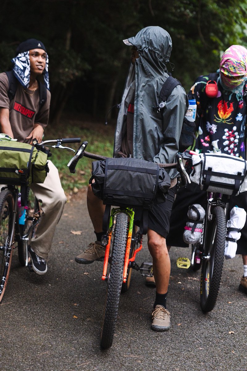 BLUELUG's tweet photo. Handlebar Bag ADV がアップデートして戻ってきました。より快適設計に本体を微調整。そして脱着可能なフラップが搭載されて縦方向の拡張性UP、コレまたビジュにも寄与💄
フラップだけの別売もしてて、2色コーデしてみたり、前ロットのADVをドレスアップすることも可能👗
https://t.co/J3rEYnpk9c https://t.co/N5vkqCr4wA