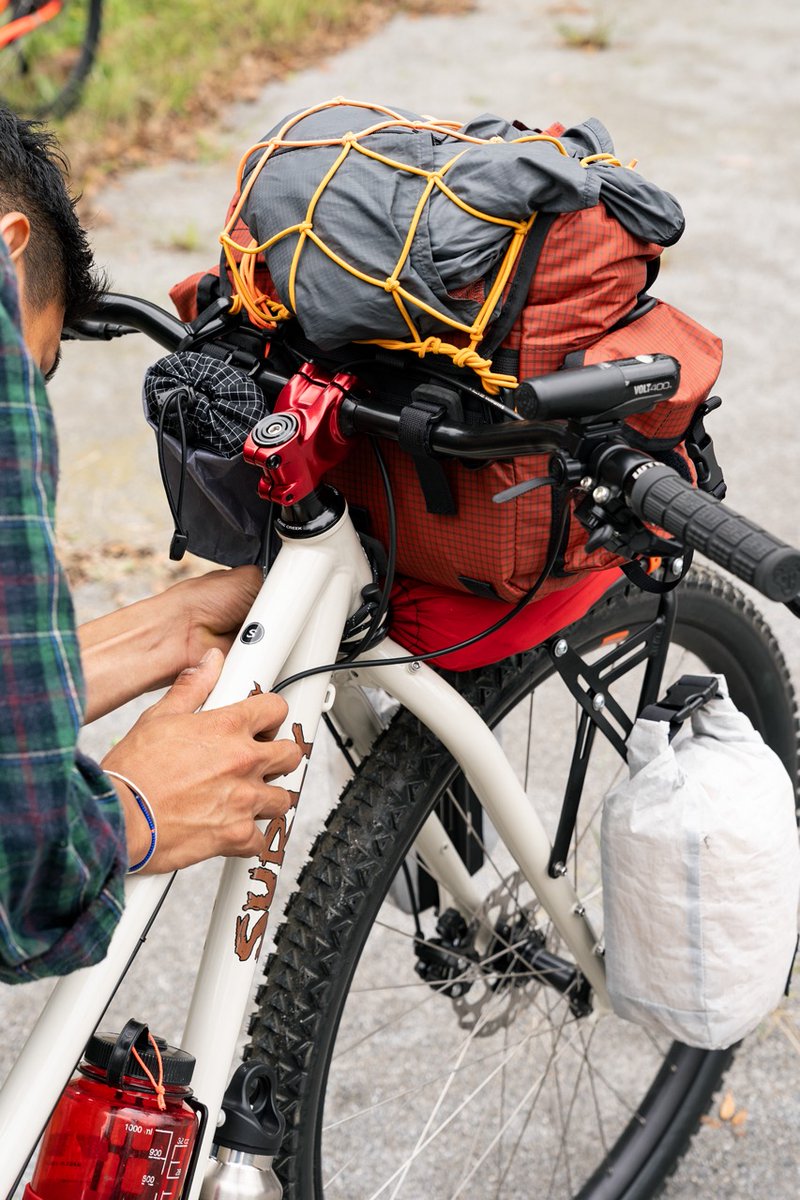 BLUELUG's tweet photo. Handlebar Bag ADV がアップデートして戻ってきました。より快適設計に本体を微調整。そして脱着可能なフラップが搭載されて縦方向の拡張性UP、コレまたビジュにも寄与💄
フラップだけの別売もしてて、2色コーデしてみたり、前ロットのADVをドレスアップすることも可能👗
https://t.co/J3rEYnpk9c https://t.co/N5vkqCr4wA