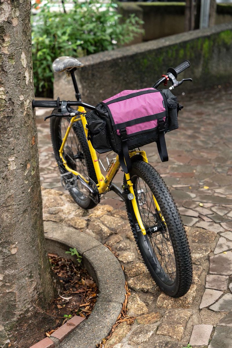 BLUELUG's tweet photo. Handlebar Bag ADV がアップデートして戻ってきました。より快適設計に本体を微調整。そして脱着可能なフラップが搭載されて縦方向の拡張性UP、コレまたビジュにも寄与💄
フラップだけの別売もしてて、2色コーデしてみたり、前ロットのADVをドレスアップすることも可能👗
https://t.co/J3rEYnpk9c https://t.co/N5vkqCr4wA