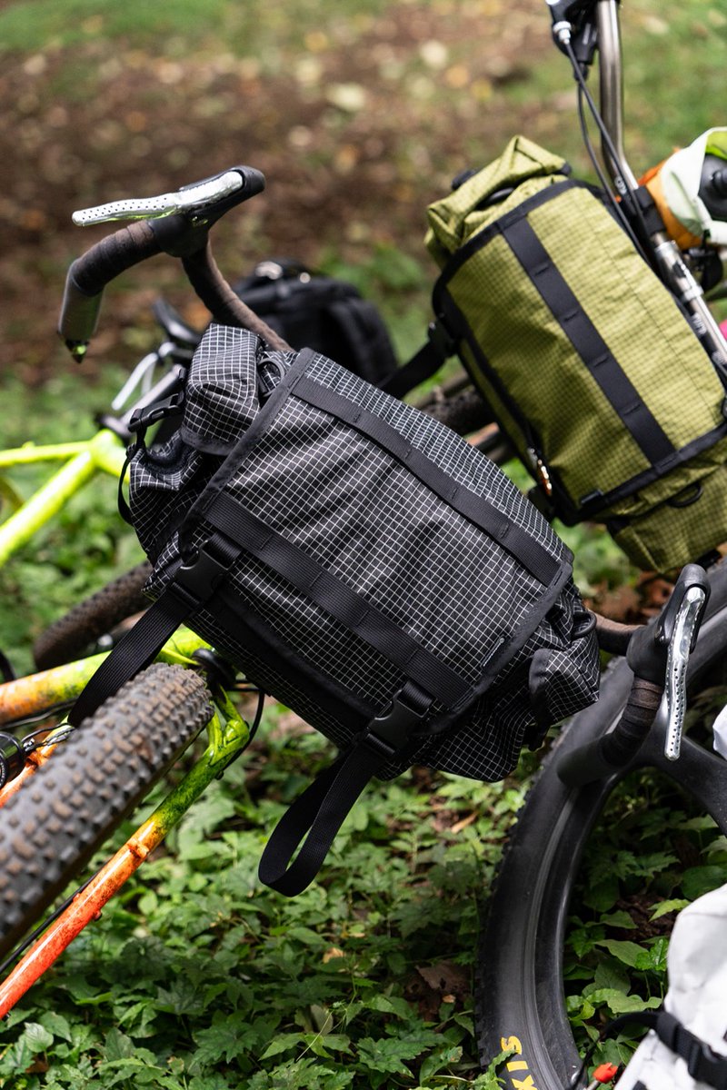 BLUELUG's tweet photo. Handlebar Bag ADV がアップデートして戻ってきました。より快適設計に本体を微調整。そして脱着可能なフラップが搭載されて縦方向の拡張性UP、コレまたビジュにも寄与💄
フラップだけの別売もしてて、2色コーデしてみたり、前ロットのADVをドレスアップすることも可能👗
https://t.co/J3rEYnpk9c https://t.co/N5vkqCr4wA