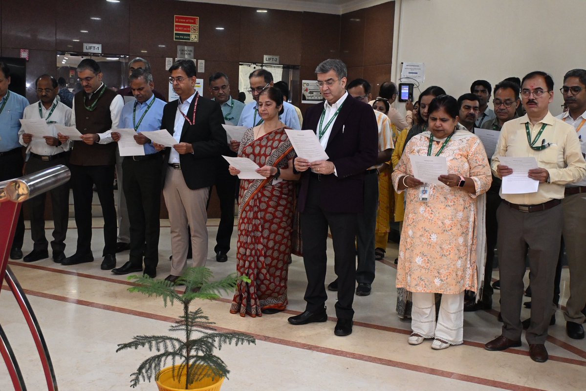 DRDO_India's tweet photo. On the occasion of #GandhiJayanti, DGs and Directors of DRDO paid floral tributes to Mahatma Gandhi and reaffirmed their commitment to his ideals by taking the #SwachhataPledge, strengthening the resolve towards a cleaner and more sustainable India. https://t.co/V113pwMCUT