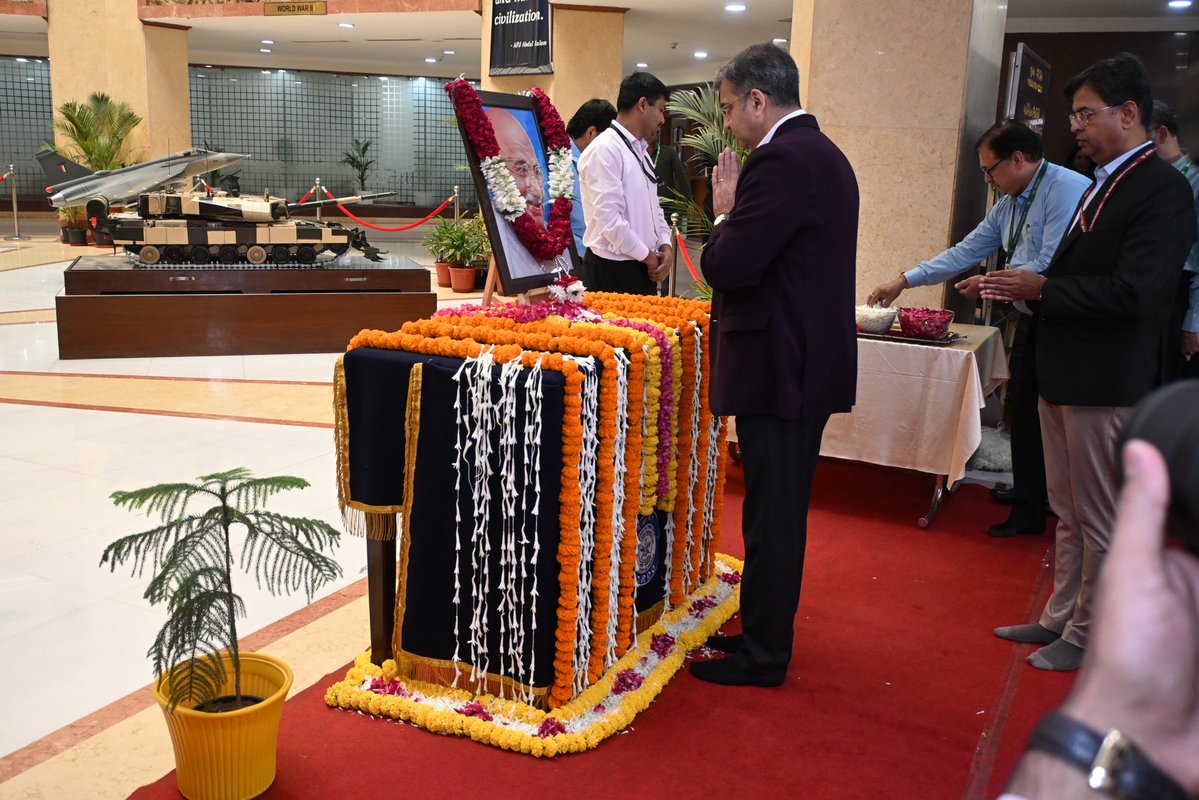 DRDO_India's tweet photo. On the occasion of #GandhiJayanti, DGs and Directors of DRDO paid floral tributes to Mahatma Gandhi and reaffirmed their commitment to his ideals by taking the #SwachhataPledge, strengthening the resolve towards a cleaner and more sustainable India. https://t.co/V113pwMCUT