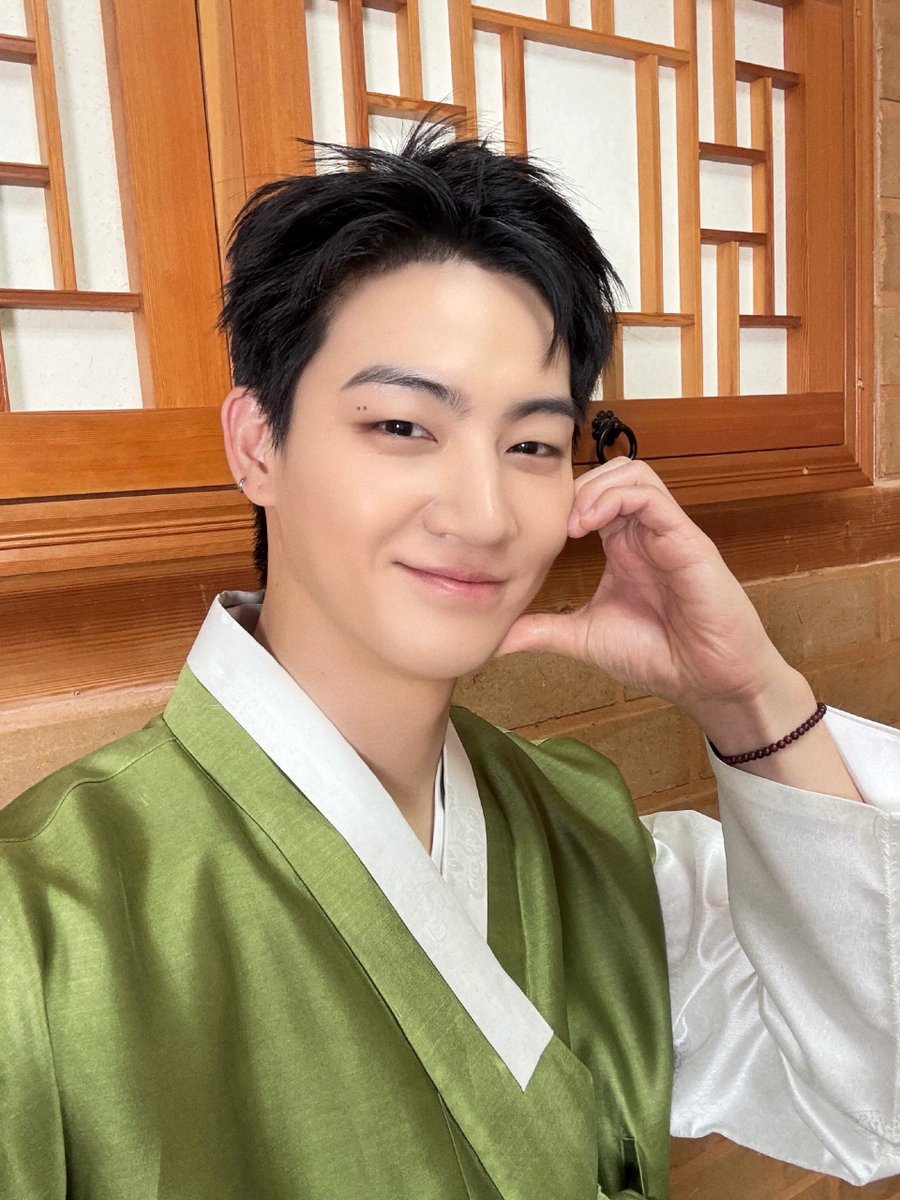 cyjprint's tweet photo. 261002 | INSTAGRAM [https://t.co/XoIcFL8jV8] 

“poke”
“ahem ahem”
“what are you looking at ㅎ”
“💚💚💚💚”

#JAYB #제이비 @defjaybkr #GOT7 https://t.co/sniCrl3SK7
