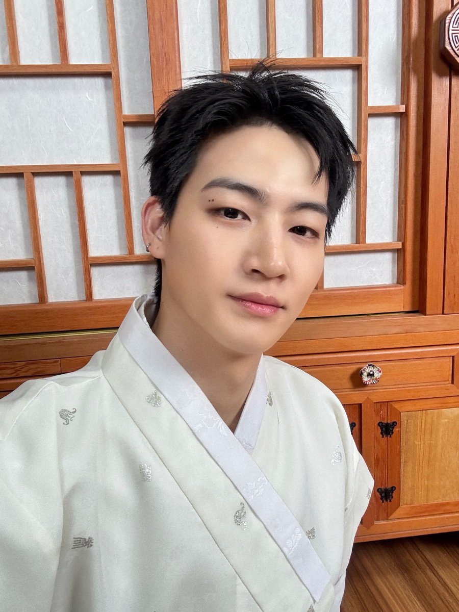 cyjprint's tweet photo. 261002 | INSTAGRAM [https://t.co/XoIcFL8jV8] 

“poke”
“ahem ahem”
“what are you looking at ㅎ”
“💚💚💚💚”

#JAYB #제이비 @defjaybkr #GOT7 https://t.co/sniCrl3SK7