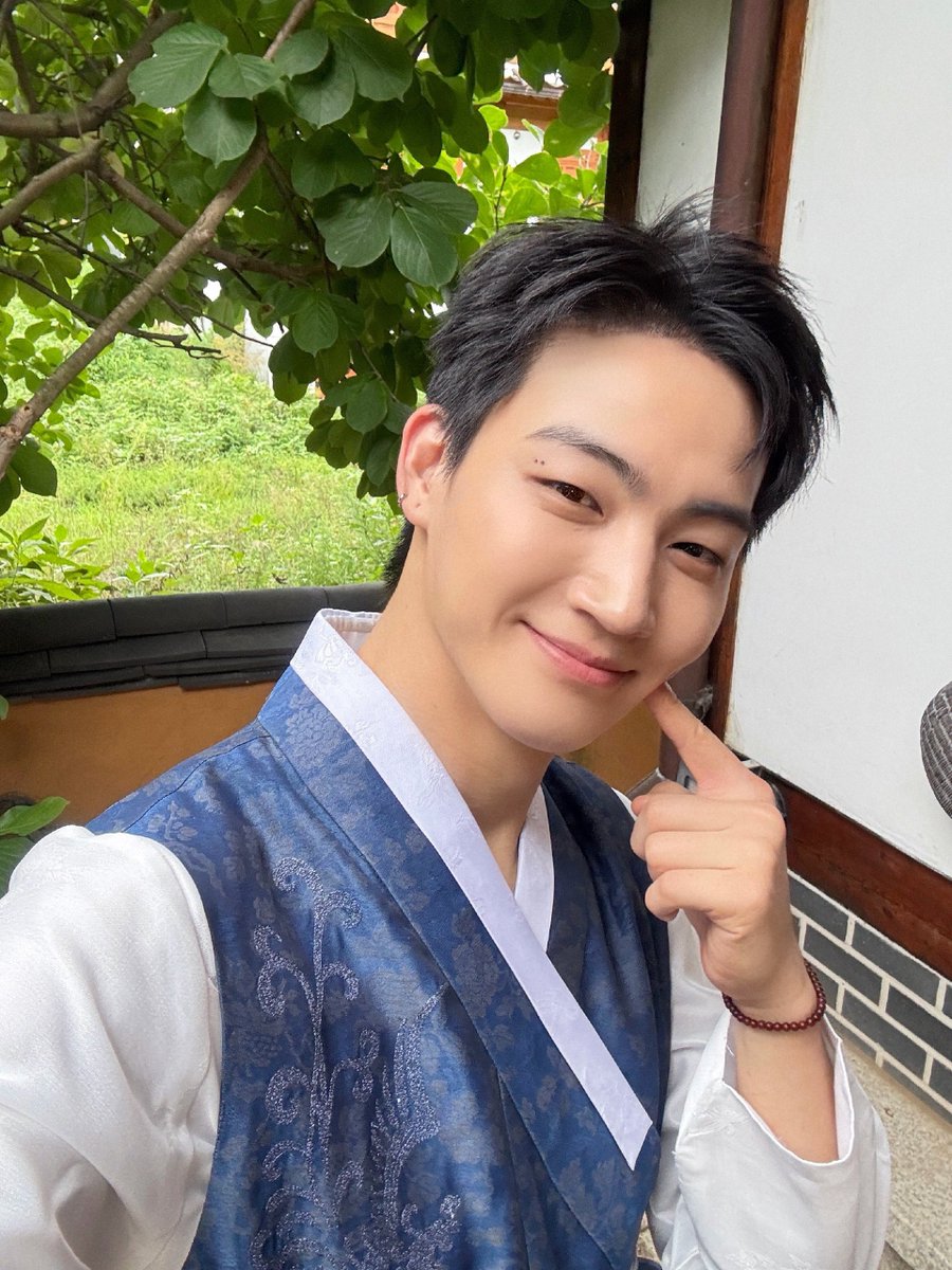 cyjprint's tweet photo. 261002 | INSTAGRAM [https://t.co/XoIcFL8jV8] 

“poke”
“ahem ahem”
“what are you looking at ㅎ”
“💚💚💚💚”

#JAYB #제이비 @defjaybkr #GOT7 https://t.co/sniCrl3SK7