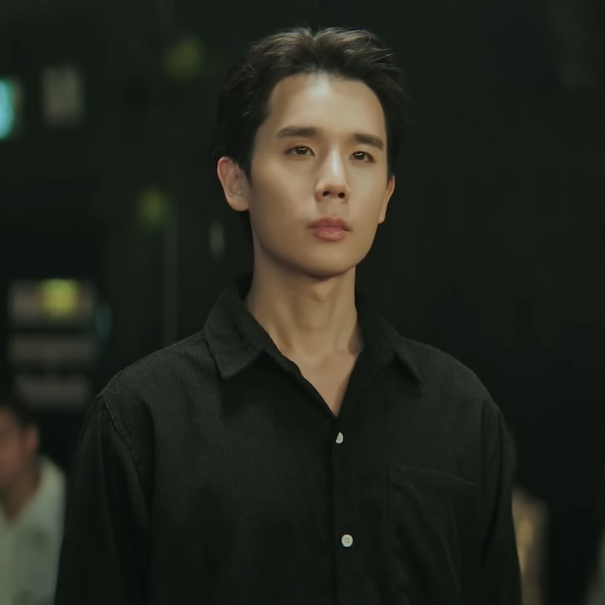 babygyow's tweet photo. ป้องปืนตอน pilot    vs    ป้องปืนตอนเปิดกล้อง

พี่ตำรวจมาดขึ้นเยอะเลยครับ โคตรเท่🫡🚔🚨

— #IWillAlwaysSaveYou ⌒☆ https://t.co/DatHz17EfD
