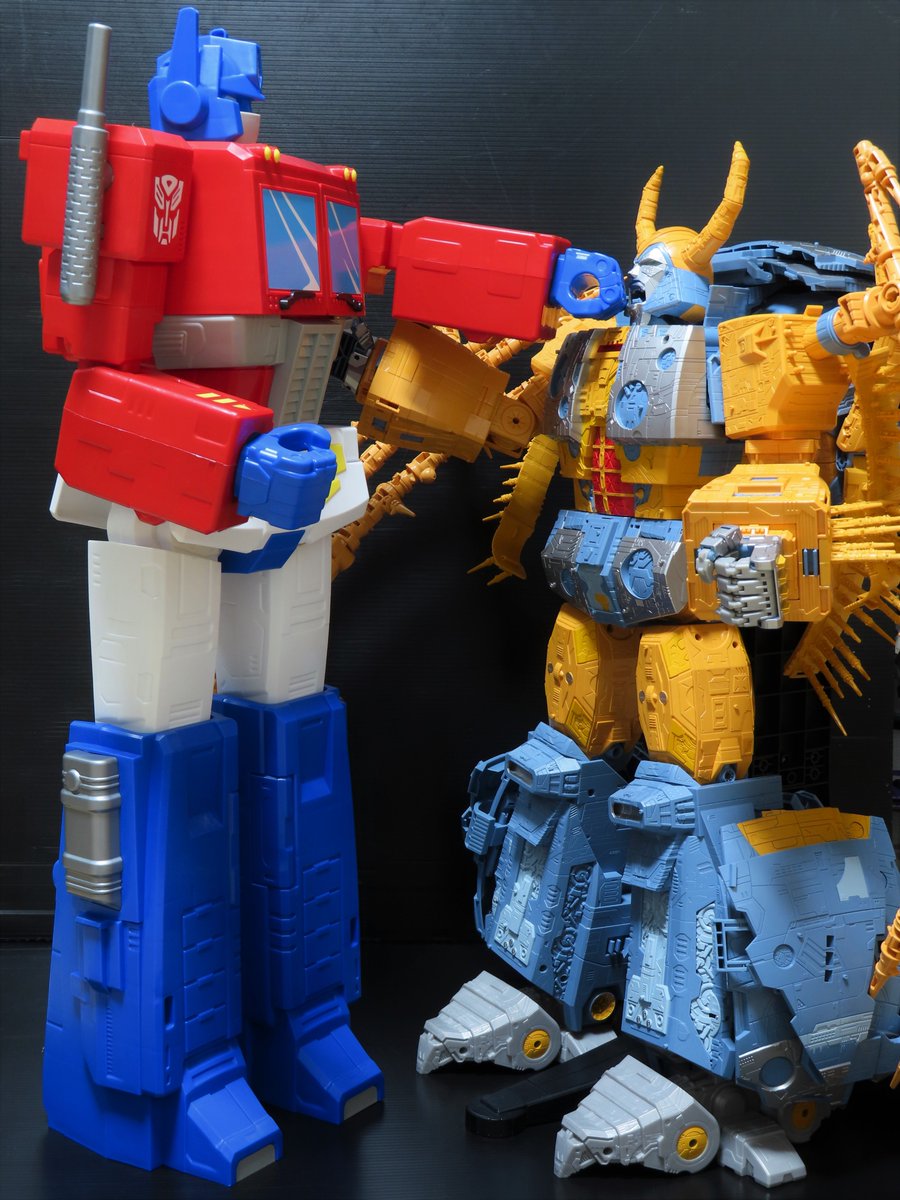 gLYjzoShlTvAN0g's tweet photo. 大きさの概念を取り払うのだ。

#トランスフォーマー
#Transformers https://t.co/KGMiZ9fHvf