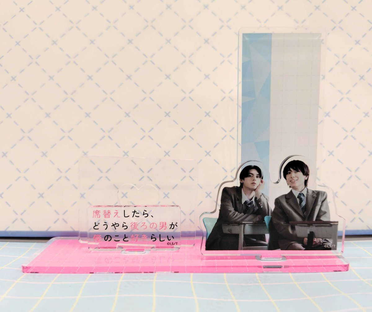 manga10_torico's tweet photo. 🪑ドラマ「席替えしたら、どうやら後ろの男が俺のこと好きらしい」ポップアップストア at マンガ展☀️⭐️

☾⋆実物公開⋆☽

⁺˖⟡ マルチスタンド⌇全1種 ⟡˖⁺

.°ʚ⸜スキを伝えよ⸝ ɞ°.
朝宮のように付箋で♡想い♡を伝えたり🏷️💕
2人のカードやブロマイドなども飾れる💙💚

お気に入りのカードやグッズを
組み合わせて楽しんでみてくださいね😉💫

⇩ご予約はこちら🛒💨
https://t.co/FUHr6Mnpm0

#小西詠斗 #元之介 #セキスキ