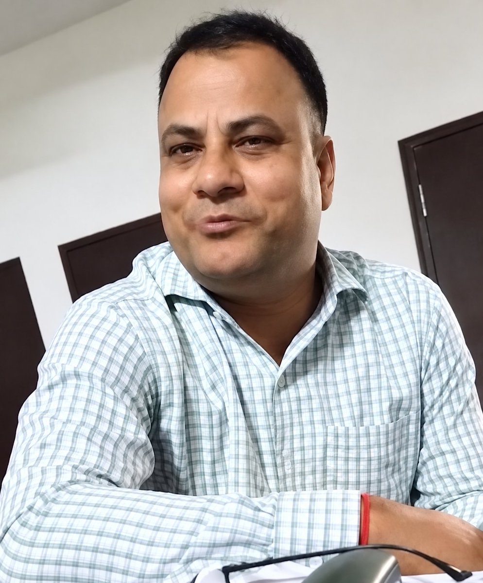 premkumarcbn01's tweet photo. इसका नाम दिनेश राय हैं, कुशीनगर में द रैंबो लोरेटो अकादमी नाम से स्कूल चलाता हैं।

अपने स्कूल में पढ़ाने वाली एक लड़की से गलत काम करने का दवाब बनाता हैं,

जब लड़की कहती हैं कि आपका ज्यादा मन कर रहा हैं तो पत्नी के पास चले जाइए तो कहता कि,

मेरी पत्नी की तबीयत ठीक नहीं रहती हैं तुम काम चला दो।

वायरल वीडियो में लड़की बार बार छूने से मना करती हैं लेकिन ये नहीं मानता हैं, जब कहती हैं कि मैं आपकी बेटी जैसी हूं तो कहता है कि उससे क्या हो गया?

बाहर जाऊंगा तो बदनामी हो जाएगी, यही काम चल जाएगा तो अच्छा रहेगा।

आजकल प्राइवेट स्कूल में जानबूझ कर कम उम्र की लड़कियां टीचर के रूप में रखी जाती हैं, क्योंकि वो कम पैसे में पढ़ा देती है और उनका शोषण करना भी आसान होता हैं।