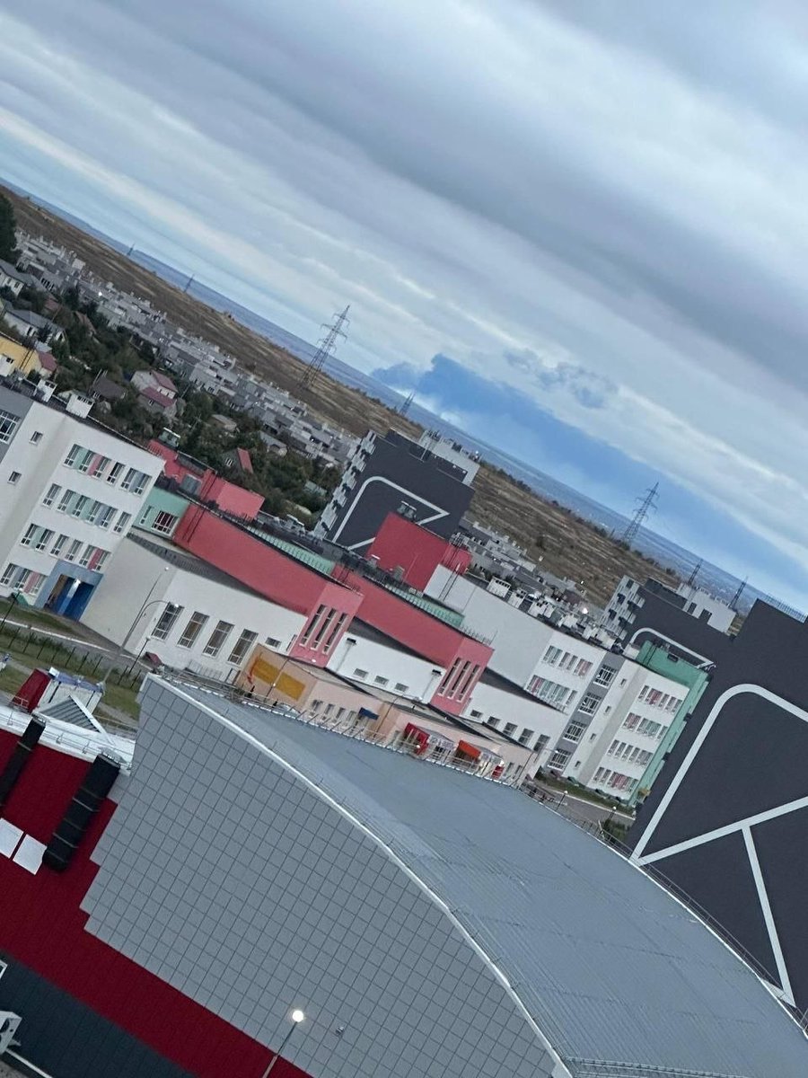 NOELreports's tweet photo. Ukrainian long-range drones are attacking the Samara Linear Production and Dispatch Station in Russia, with a large fire reported at the facility. The LPDS is a key oil hub where crude is blended into the Urals export grade and distributed into the Kuibyshev-Tikhoretsk and Druzhba pipelines. Spanning more than 216 hectares, its 71 storage tanks have a combined capacity exceeding 1.6 million cubic meters of oil. #Russia