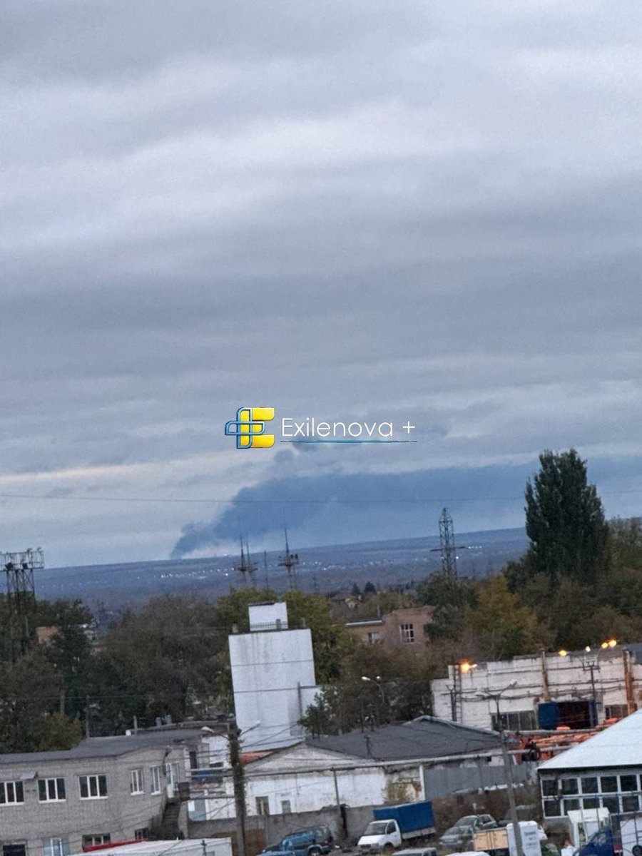 NOELreports's tweet photo. Ukrainian long-range drones are attacking the Samara Linear Production and Dispatch Station in Russia, with a large fire reported at the facility. The LPDS is a key oil hub where crude is blended into the Urals export grade and distributed into the Kuibyshev-Tikhoretsk and Druzhba pipelines. Spanning more than 216 hectares, its 71 storage tanks have a combined capacity exceeding 1.6 million cubic meters of oil. #Russia