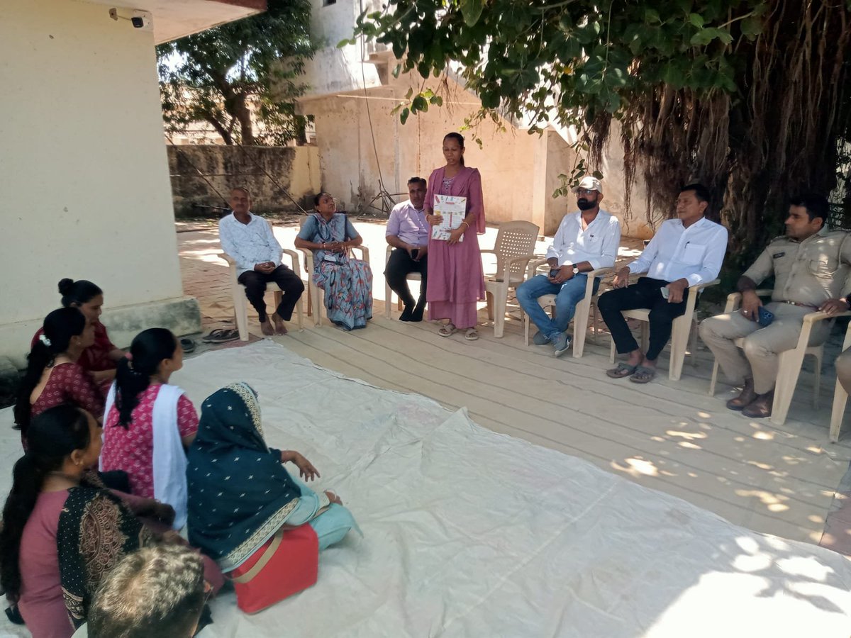 THOIDAR's tweet photo. આજરોજ ઈડર તાલુકાના બડોલી ગામ ખાતે 2ઓક્ટોબર નિમિત્તે ગ્રામસભા ના આયોજનમાં ગામમાં પીવાના પાણીમાં ક્લોરીનેશન બાબતે ચર્ચા કરવામાં આવી અને ગામમાં પીવાનું શુદ્ધ પાણી મળી રહે તે મ���ટે ગ્રામસભામાં ચર્ચા કરવામાં આવી તેમજ મચ્છરજન્ય રોગચાળો ન ફેલાય તે માટે અટકાયતી પગલા વિશે સમજ આપવામાં આવી https://t.co/SQcmVeRrxf