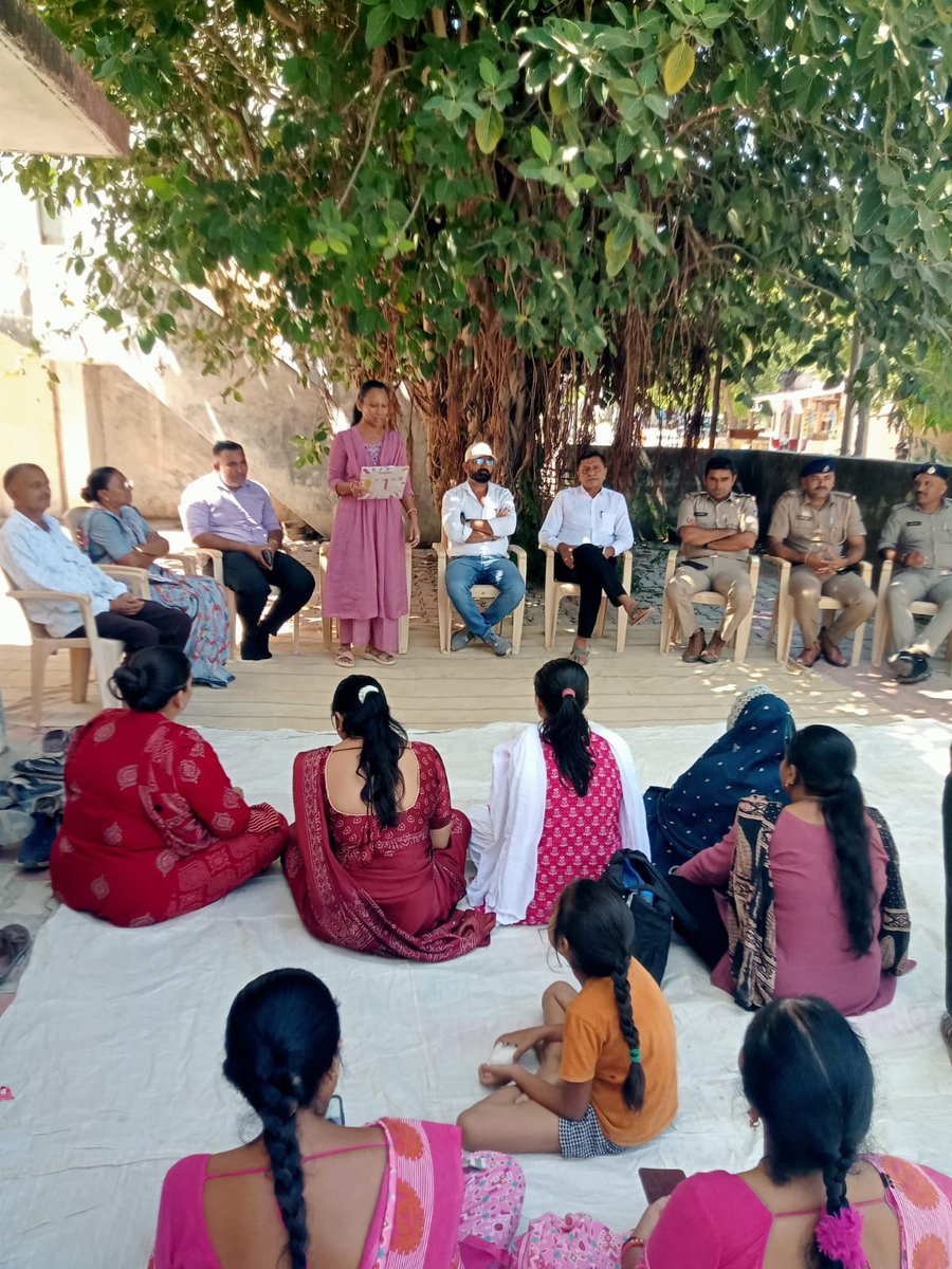 THOIDAR's tweet photo. આજરોજ ઈડર તાલુકાના બડોલી ગામ ખાતે 2ઓક્ટોબર નિમિત્તે ગ્રામસભા ના આયોજનમાં ગામમાં પીવાના પાણીમાં ક્લોરીનેશન બાબતે ચર્ચા કરવામાં આવી અને ગામમાં પીવાનું શુદ્ધ પાણી મળી રહે તે મ���ટે ગ્રામસભામાં ચર્ચા કરવામાં આવી તેમજ મચ્છરજન્ય રોગચાળો ન ફેલાય તે માટે અટકાયતી પગલા વિશે સમજ આપવામાં આવી https://t.co/SQcmVeRrxf