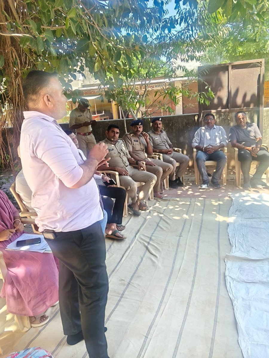 THOIDAR's tweet photo. આજરોજ ઈડર તાલુકાના બડોલી ગામ ખાતે 2ઓક્ટોબર નિમિત્તે ગ્રામસભા ના આયોજનમાં ગામમાં પીવાના પાણીમાં ક્લોરીનેશન બાબતે ચર્ચા કરવામાં આવી અને ગામમાં પીવાનું શુદ્ધ પાણી મળી રહે તે મ���ટે ગ્રામસભામાં ચર્ચા કરવામાં આવી તેમજ મચ્છરજન્ય રોગચાળો ન ફેલાય તે માટે અટકાયતી પગલા વિશે સમજ આપવામાં આવી https://t.co/SQcmVeRrxf