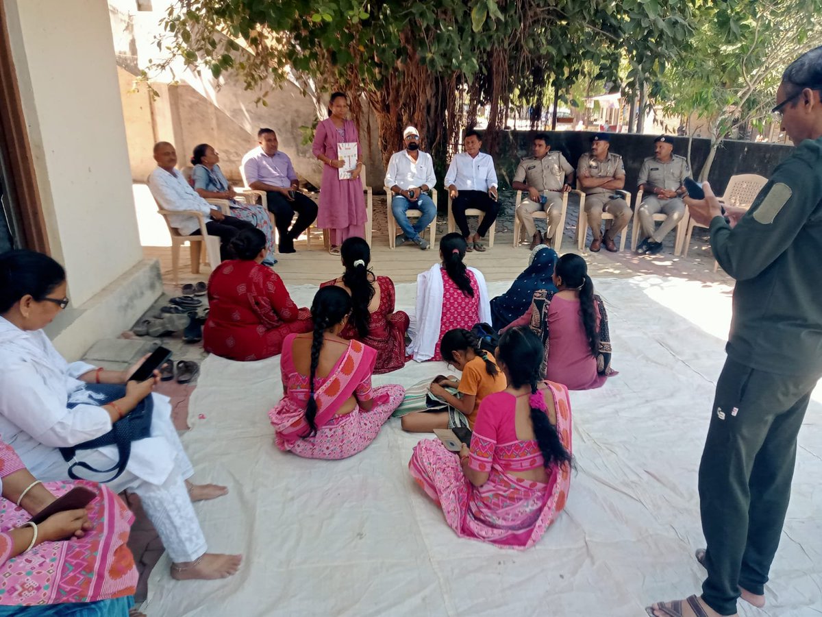 THOIDAR's tweet photo. આજરોજ ઈડર તાલુકાના બડોલી ગામ ખાતે 2ઓક્ટોબર નિમિત્તે ગ્રામસભા ના આયોજનમાં ગામમાં પીવાના પાણીમાં ક્લોરીનેશન બાબતે ચર્ચા કરવામાં આવી અને ગામમાં પીવાનું શુદ્ધ પાણી મળી રહે તે મ���ટે ગ્રામસભામાં ચર્ચા કરવામાં આવી તેમજ મચ્છરજન્ય રોગચાળો ન ફેલાય તે માટે અટકાયતી પગલા વિશે સમજ આપવામાં આવી https://t.co/SQcmVeRrxf