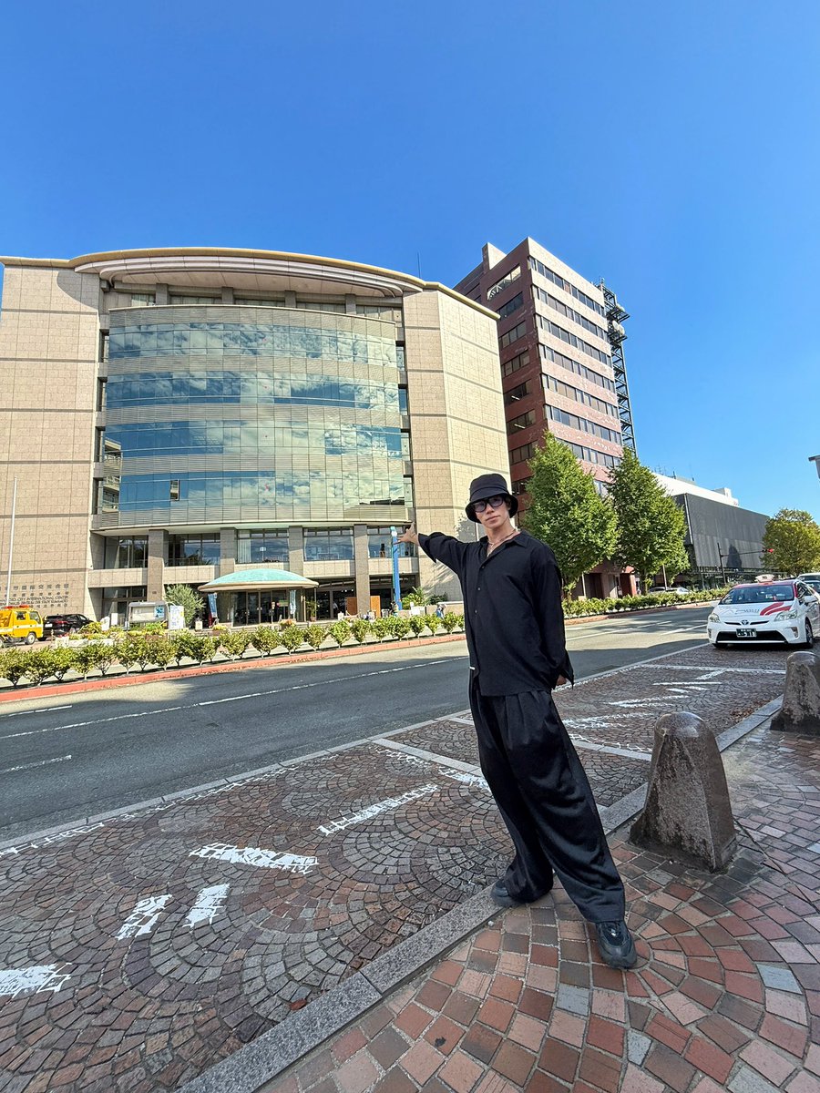 masahiro920511's tweet photo. 今日の会場コチラ🪭
熊本城の目の前です🏯

天気も良いし
晴れ男パワー全開で
落語届けます🌸 https://t.co/yeFHLwsvYu