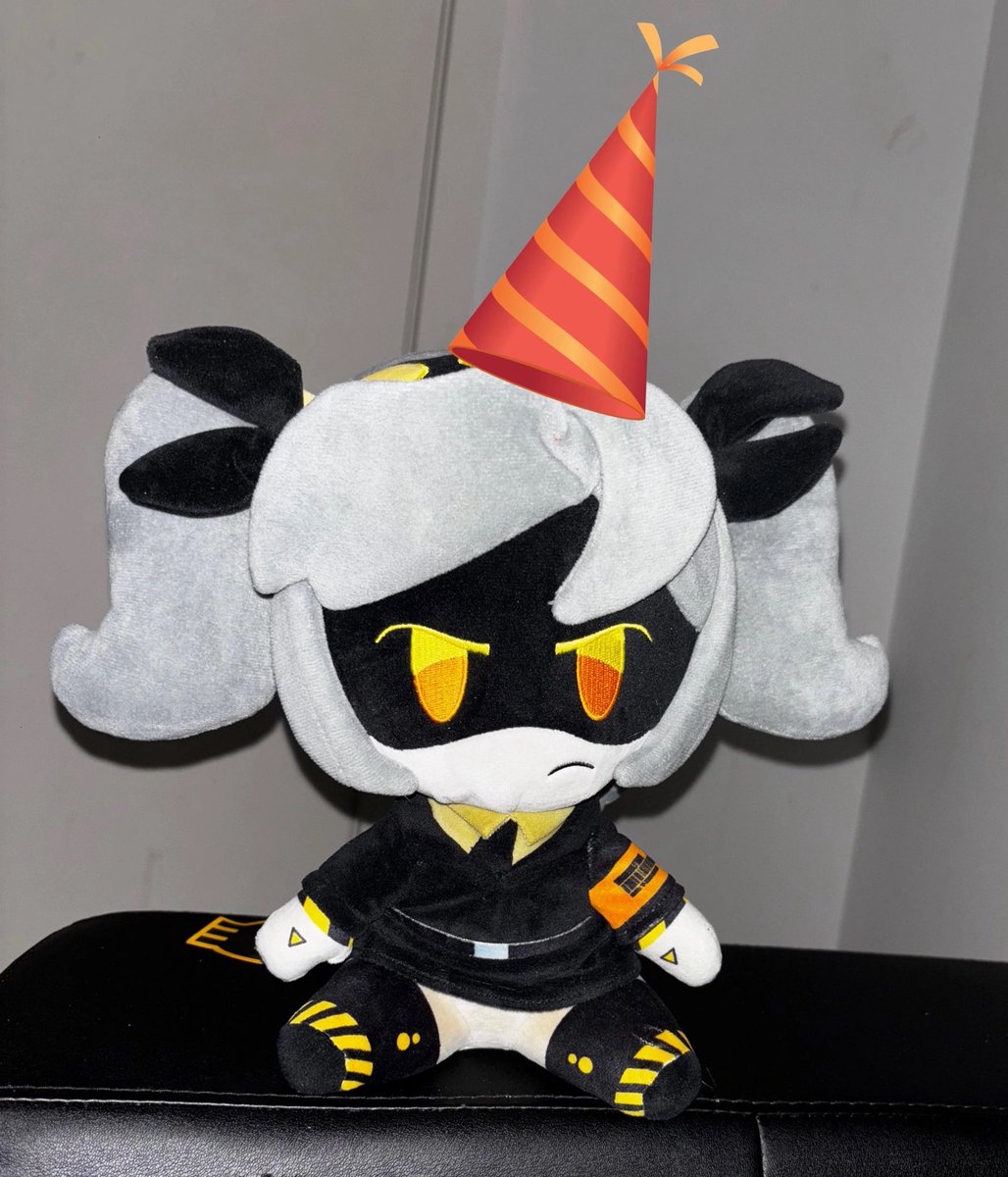 Ruvalca32077Eli's tweet photo. And just like that, another trip around the sun, happy birthday to me!^w^ 🥳 https://t.co/F6ma8Bqjgf