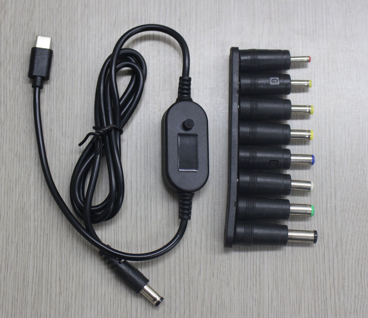akibaoo's tweet photo. USB-C→DC変換　トリガーケーブル！
平たく言うとACアダプタの代わりに使えます
最大5A 28V 140Wまで対応！
8種のアダプタ付き！
お値段税込み1000円です！ https://t.co/avIsfCRESG