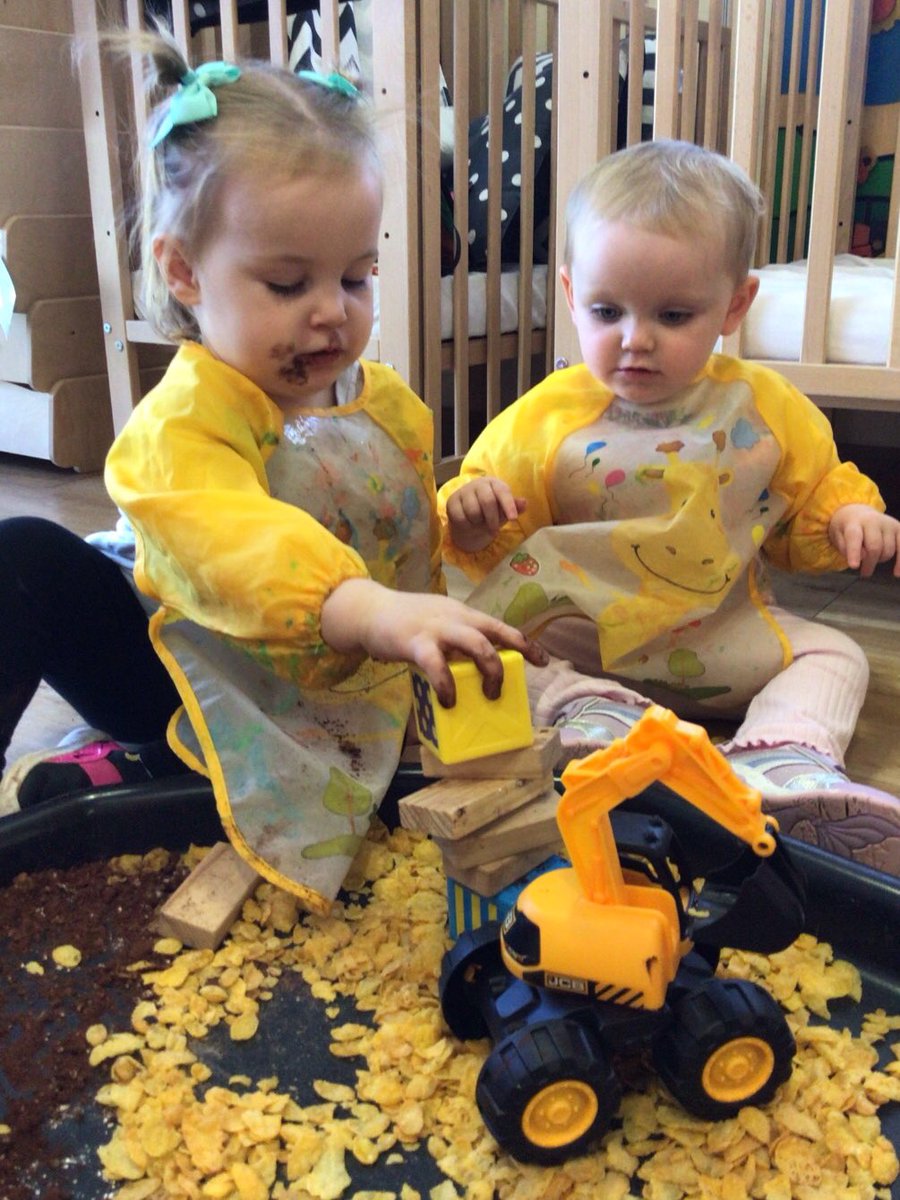 KincraigBabyRoo's tweet photo. This morning we had lots of fun exploring our construction tuff tray. We had lots of different textures to investigate using our senses and we used our motor skills to help us build with the different blocks. 👷♂️ #PD #EAD https://t.co/WXEOCTvJGD