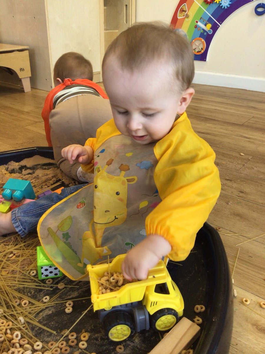 KincraigBabyRoo's tweet photo. This morning we had lots of fun exploring our construction tuff tray. We had lots of different textures to investigate using our senses and we used our motor skills to help us build with the different blocks. 👷♂️ #PD #EAD https://t.co/WXEOCTvJGD