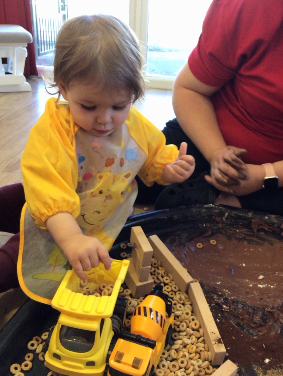 KincraigBabyRoo's tweet photo. This morning we had lots of fun exploring our construction tuff tray. We had lots of different textures to investigate using our senses and we used our motor skills to help us build with the different blocks. 👷♂️ #PD #EAD https://t.co/WXEOCTvJGD