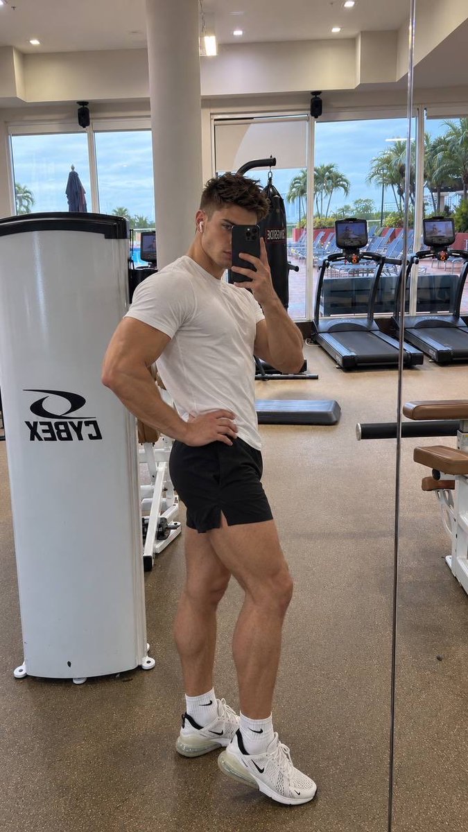 DrewHartx's tweet photo. Gym💪 https://t.co/dwhPhilm8z