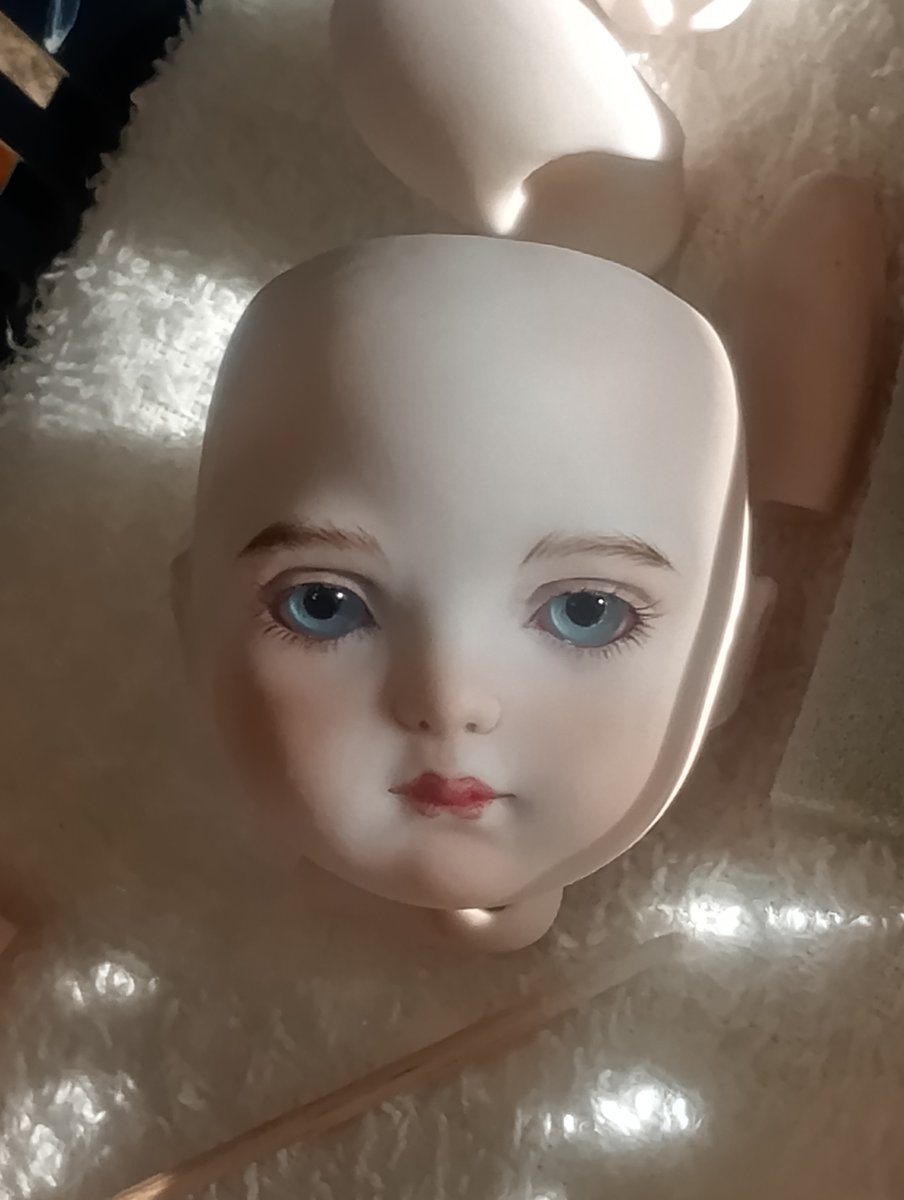 uedarinsei's tweet photo. 16.5㌢の小さい球体関節の子の右腿が割れてしまったので、予備の腿パーツを一から絵付けしています。後左睫毛変な付け方になっているのでやり直します😅 https://t.co/YcVls9RpMV