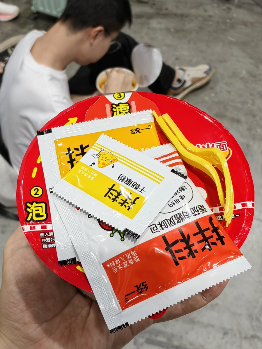 fishingcats511's tweet photo. 今日も泡面（拌面）です
地べたに座って食たら日本だと白い目で見られますが、ここでは全く問題ないですね😅 https://t.co/1QZCC6kFqf
