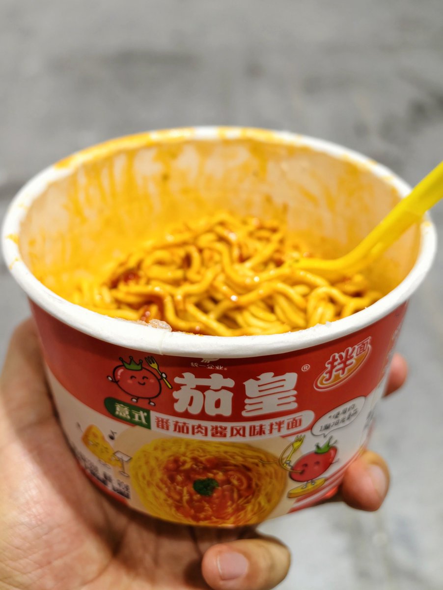 fishingcats511's tweet photo. 今日も泡面（拌面）です
地べたに座って食たら日本だと白い目で見られますが、ここでは全く問題ないですね😅 https://t.co/1QZCC6kFqf