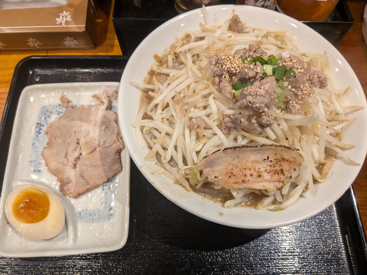 ramenBEBE's tweet photo. 千極煮干 柏木店
ガッツリ煮干そば ニボシ札×9
肉1枚と半玉 タイムサービス

期間中9回食べに行くだけで無銭飲食できてしまうバグ仕様に感謝
背脂抜いてもらってあっさりしつつニボ生姜激ウマ
いつもお心遣い🥩ありがとうございます🙇
ご馳走様でした🙏
#ラーメン2026 217 https://t.co/eXd7f5nlUk