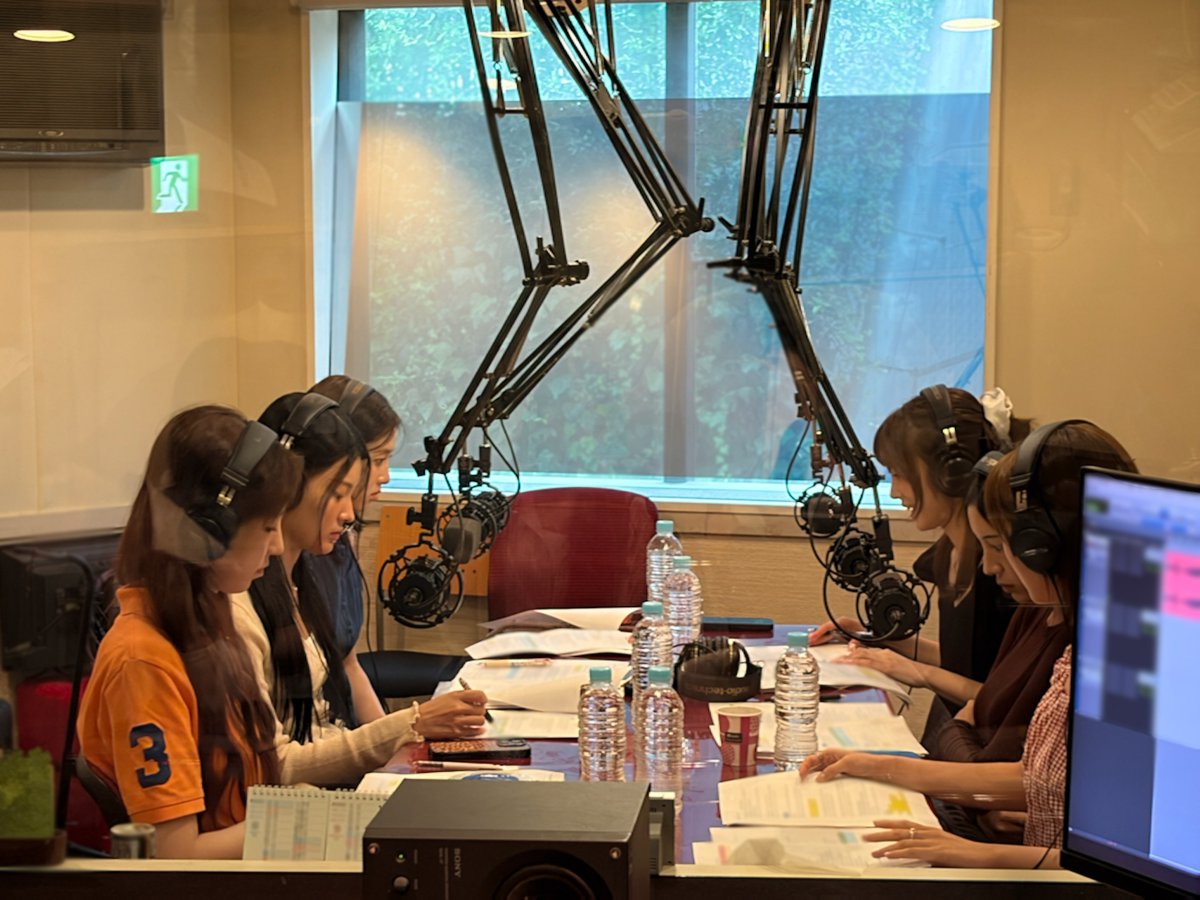 lightsumreradio's tweet photo. FM大阪『LIGHTSUMのRe:Radio』が、いよいよこのあと20:30からスタート📻エリア外の方も、radikoプレミアムでお聴きいただけます🫶ちょっと緊張気味？な収録の様子を激写📸
🔗https://t.co/wkNatt0tGm

#라잇썸 #LIGHTSUM #ライトサム #LIGHTSUM_Reradio https://t.co/HkhsaG3d9X