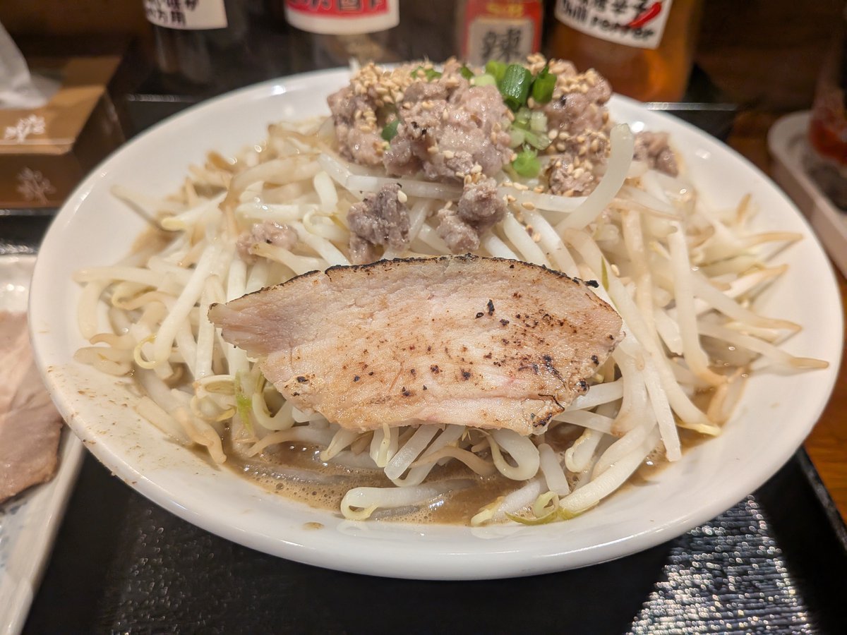 ramenBEBE's tweet photo. 千極煮干 柏木店
ガッツリ煮干そば ニボシ札×9
肉1枚と半玉 タイムサービス

期間中9回食べに行くだけで無銭飲食できてしまうバグ仕様に感謝
背脂抜いてもらってあっさりしつつニボ生姜激ウマ
いつもお心遣い🥩ありがとうございます🙇
ご馳走様でした🙏
#ラーメン2026 217 https://t.co/eXd7f5nlUk