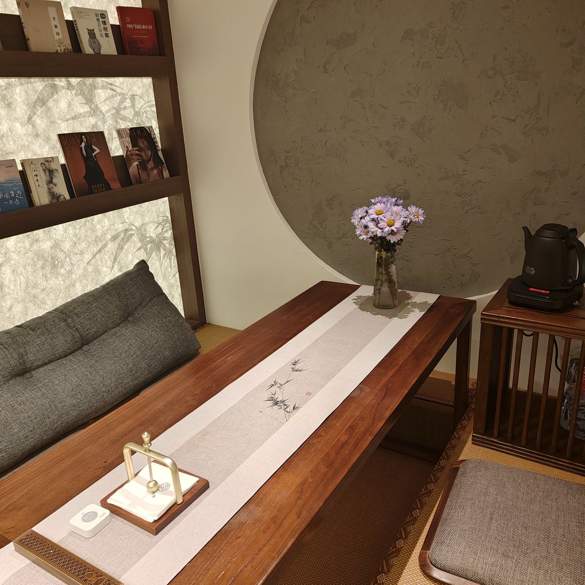 GaryArmstrtzof's tweet photo. “At Meikesu Hall, the tea house’s usher greets guests with a warm smile—small joy for a quiet afternoon. ” https://t.co/ceh3tMefg0