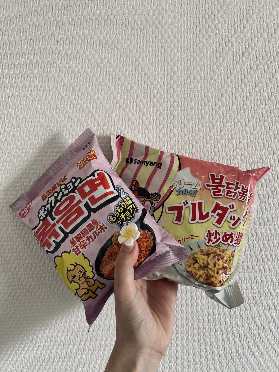 Non_Tsu_'s tweet photo. ワイは辛いの苦手だけどレイさんが食べてるの見てたら食べてみたくなったゾね‼️

気分は爆美女ゾね‼️お湯を沸かしてほら行くど〜‼️ https://t.co/WFLjCjeyRE