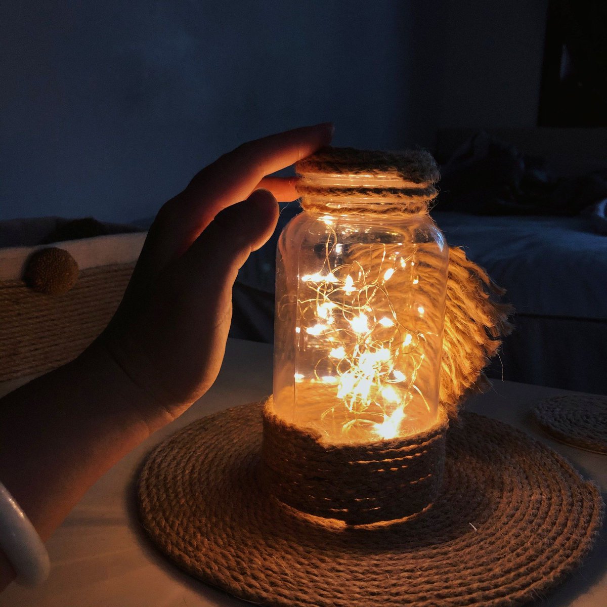 LeandraCombe's tweet photo. Hoy convertí frascos de vidrio reciclados en lámparas decorativas super chulas, ideal para darle un toque acogedor a la habitación! https://t.co/IBXK9RICU1