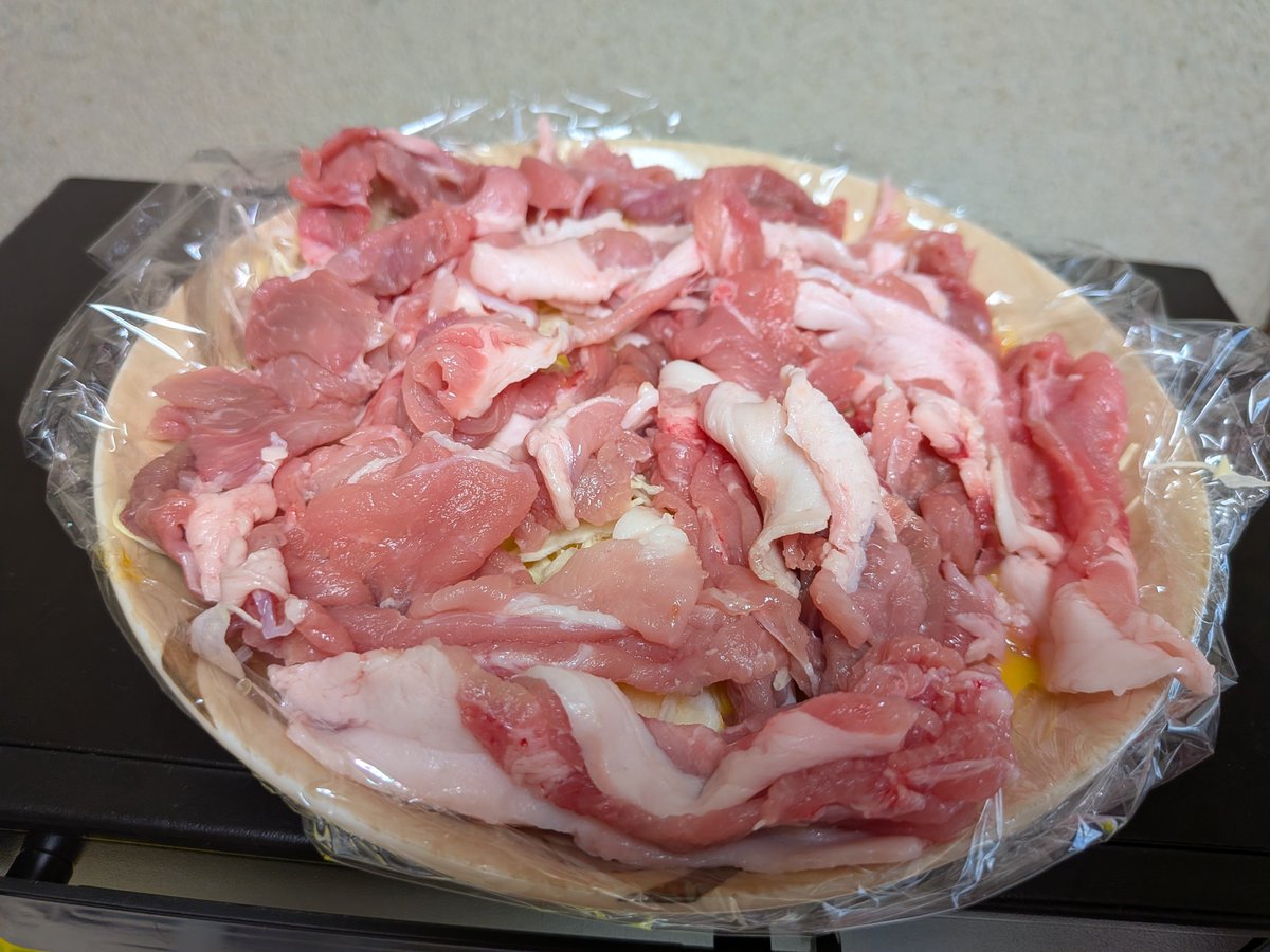 yoshikunompu's tweet photo. さっきのやつの上に豚肉を敷きます。
あとは、レンジで5分です。

つづく https://t.co/gOEaiufd5D