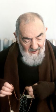 paracleto4's tweet photo. Padre Alessio Parente scrive: 
“Ebbi l’onore di assistere Padre Pio dal 1959 al 1961, e dal 1965 al 1968.
Ero di continuo al suo fianco, al punto di non aver tempo sufficiente per dormire.” (Pag. 120) Proprio stando vicino a lui mi sono reso conto chiaramente di quante persone gli mandassero i propri angeli custodi. (111)... L’interminabile processione di angeli custodi non cessava neppure al tramonto.... 
Spesso, a sera inoltrata sentivo sempre Padre Pio recitare il rosario, ma molto spesso interrompeva la recita delle Ave Maria con frasi apparentemente estranee alla recita del rosario, come “Dille che pregherò per lei”; Dille che tempesterò il cielo di preghiere per la sua salvezza”; “Digli che busserò al Cuore di Gesù per impetrare questa grazia”; Digli che sarà presente all mia Messa”; “Dille che la Vergine non le rifiuterà questa grazia”. ... 
Debbo riconoscere che allora non davo molta importanza a queste espressioni “fuori testo”. Solo più tardi ho scoperto i rapporti del Padre con gli angeli, ed ho capito che la sua vita è stata sempre vissuta ad alto livello e in dimensioni non comuni. 
Solo più tardi, quando alcune persone cominciarono a scrivermi dicendo che avevano mandato a Padre Pio i loro angeli custodi e quasi immediatamente avevano ottenuto il favore richiesto, ho capito che il medesimo Padre Pio, in quel modo, rispondeva ai diversi angeli custodi.” 

Parente, Padre Alessio, "Mandami il tuo angelo custode", Edizioni Padre Pio da Pietrelcina, San Giovanni Rotondo, 2011, pag. 115-6.