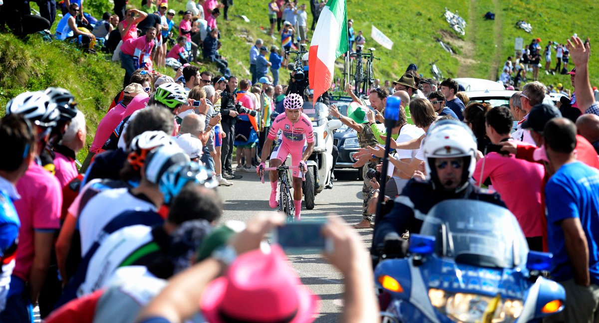 giroditalia's tweet photo. You have written unforgettable pages in the history of cycling and the Giro d’Italia. You have inspired generations of fans, making them dream and sharing your passion, talent and unforgettable achievements with the world. Thank you, Nairo. 🩷
. 
Hai scritto pagine indimenticabili della storia del ciclismo e del Giro d’Italia. Hai fatto sognare generazioni di appassionati, emozionando grandi e piccini con le tue imprese, la tua passione e il tuo talento. Grazie, Nairo. 🩷

#GirodItalia #NairoQuintana @NairoQuinCo