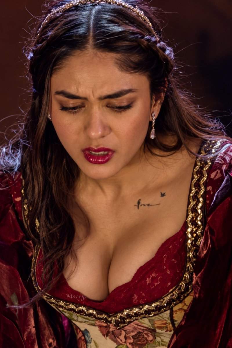 MarvyTom's tweet photo. Mrunal Thakur CANNONS 🥵 https://t.co/lrQbANnzxP