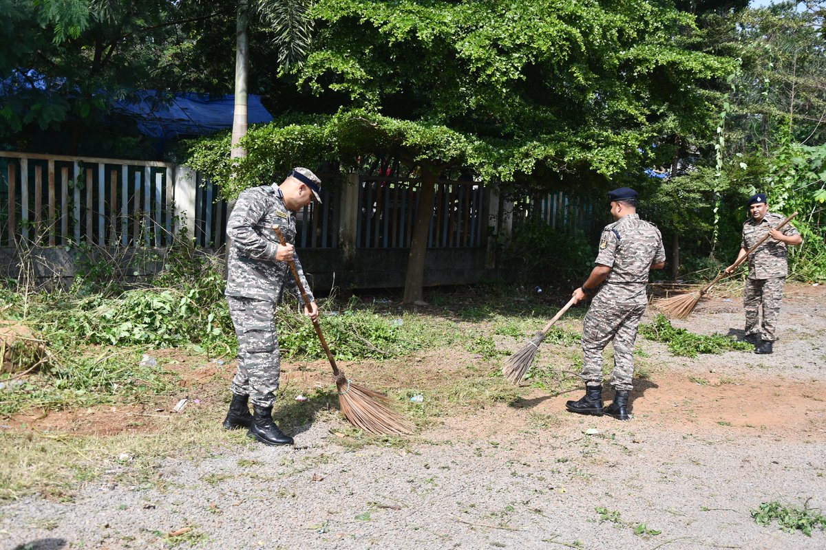commandant188's tweet photo. Ek Din, Ek Ghanta, Ek Saath! As part of the "Swachhata Hi Seva  Campaign", troops of 188 BN CRPF undertook a voluntary cleanliness drive at District Hospital Kondagoan, and adjoining areas and organised a voluntary blood donation camp. @crpfindia  @CTGSECTORCRPF  @DigJagdalpur https://t.co/qzEnEzC9bg
