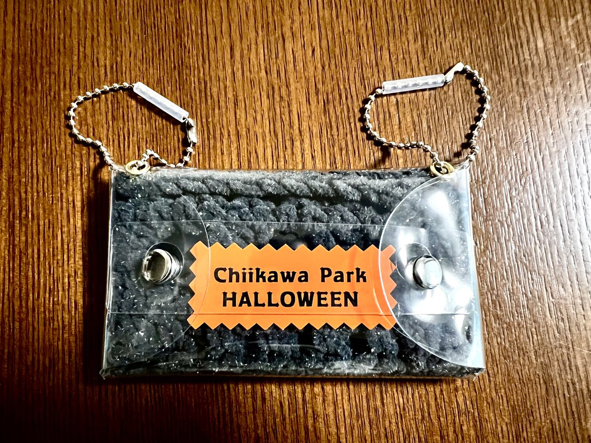 saiga_tg's tweet photo. それっぽい毛糸を玉編みしてピンバッジ固定。
ハロウィン的な小物でデコって裏面にカットした台紙をセットし、100均ポーチにイン。
良い感じのチェーンが無かったのでボールチェーン2個付けで完成。 https://t.co/010LTf5lKE