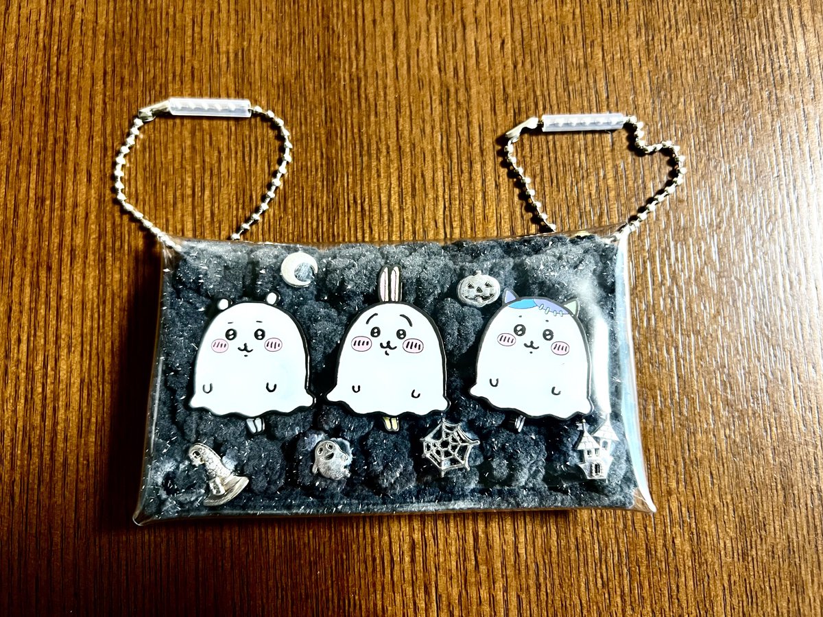saiga_tg's tweet photo. それっぽい毛糸を玉編みしてピンバッジ固定。
ハロウィン的な小物でデコって裏面にカットした台紙をセットし、100均ポーチにイン。
良い感じのチェーンが無かったのでボールチェーン2個付けで完成。 https://t.co/010LTf5lKE