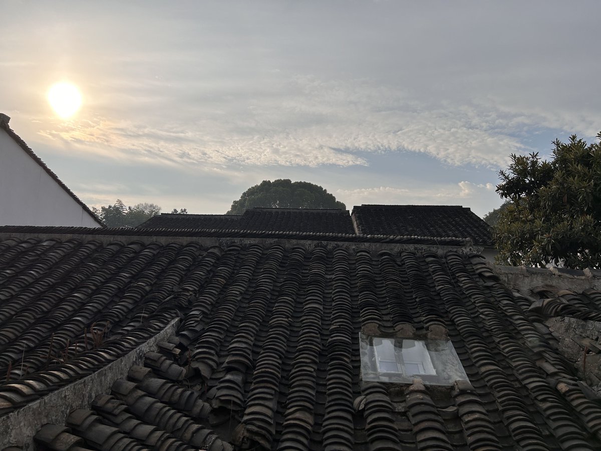 AnnaRyanfjis's tweet photo. When the morning sun hits the old 僦乌页匦页 roof, it feels like a quiet promise for a brand-new day.， https://t.co/JxiESOHCjb