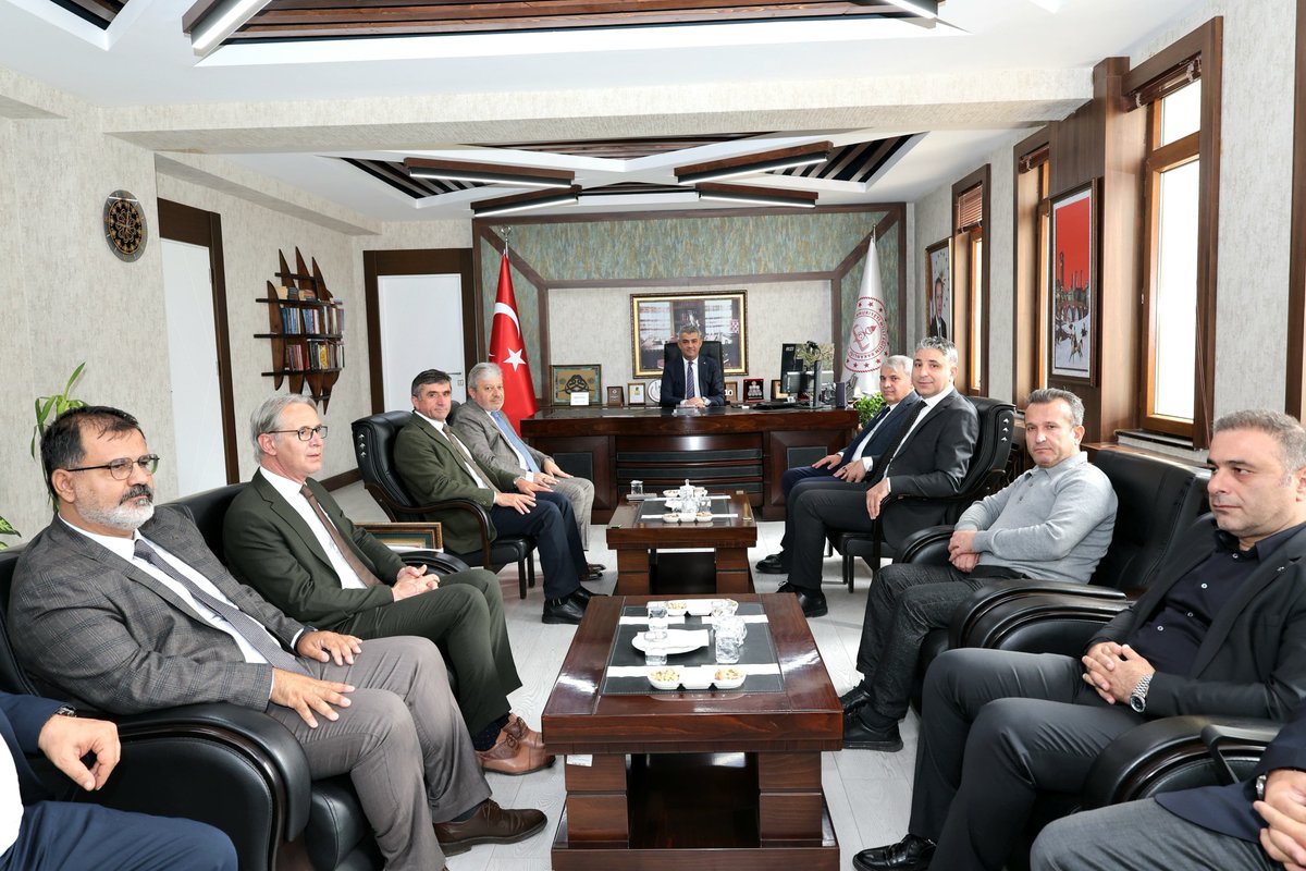 Erzurum_Mem's tweet photo. “Bizim Gök Kubbemiz” Projesi Kapsamında İstanbul’dan Gelen Eğitim Yöneticilerinden İl Millî Eğitim Müdürümüze Ziyaret

📍 “Bizim Gök Kubbemiz” projesi kapsamında İstanbul’dan Erzurum’a gelen İlçe Millî Eğitim Müdürleri ve Şube Müdürleri, İl Millî Eğitim Müdürümüz Sayın Süleyman EKİCİ’yi makamında ziyaret etti.

🤝 Ziyarette, proje kapsamında yürütülen çalışmalar ile eğitim yöneticileri arasındaki iş birliği ve tecrübe paylaşımına yönelik değerlendirmelerde bulunuldu.

📚 İl Millî Eğitim Müdürümüz Sayın Süleyman EKİCİ, nazik ziyaretlerinden dolayı misafirlerine teşekkür ederek, “Bizim Gök Kubbemiz” projesinin öğrencilerimiz arasında ortak değerlerin güçlendirilmesi ve farklı kültürler arasında bağların geliştirilmesi açısından önemli bir çalışma olduğunu ifade etti.

@tcmeb @Yusuf__Tekin @ekicis20