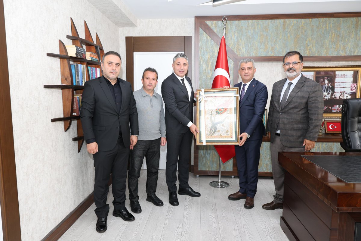 Erzurum_Mem's tweet photo. “Bizim Gök Kubbemiz” Projesi Kapsamında İstanbul’dan Gelen Eğitim Yöneticilerinden İl Millî Eğitim Müdürümüze Ziyaret

📍 “Bizim Gök Kubbemiz” projesi kapsamında İstanbul’dan Erzurum’a gelen İlçe Millî Eğitim Müdürleri ve Şube Müdürleri, İl Millî Eğitim Müdürümüz Sayın Süleyman EKİCİ’yi makamında ziyaret etti.

🤝 Ziyarette, proje kapsamında yürütülen çalışmalar ile eğitim yöneticileri arasındaki iş birliği ve tecrübe paylaşımına yönelik değerlendirmelerde bulunuldu.

📚 İl Millî Eğitim Müdürümüz Sayın Süleyman EKİCİ, nazik ziyaretlerinden dolayı misafirlerine teşekkür ederek, “Bizim Gök Kubbemiz” projesinin öğrencilerimiz arasında ortak değerlerin güçlendirilmesi ve farklı kültürler arasında bağların geliştirilmesi açısından önemli bir çalışma olduğunu ifade etti.

@tcmeb @Yusuf__Tekin @ekicis20