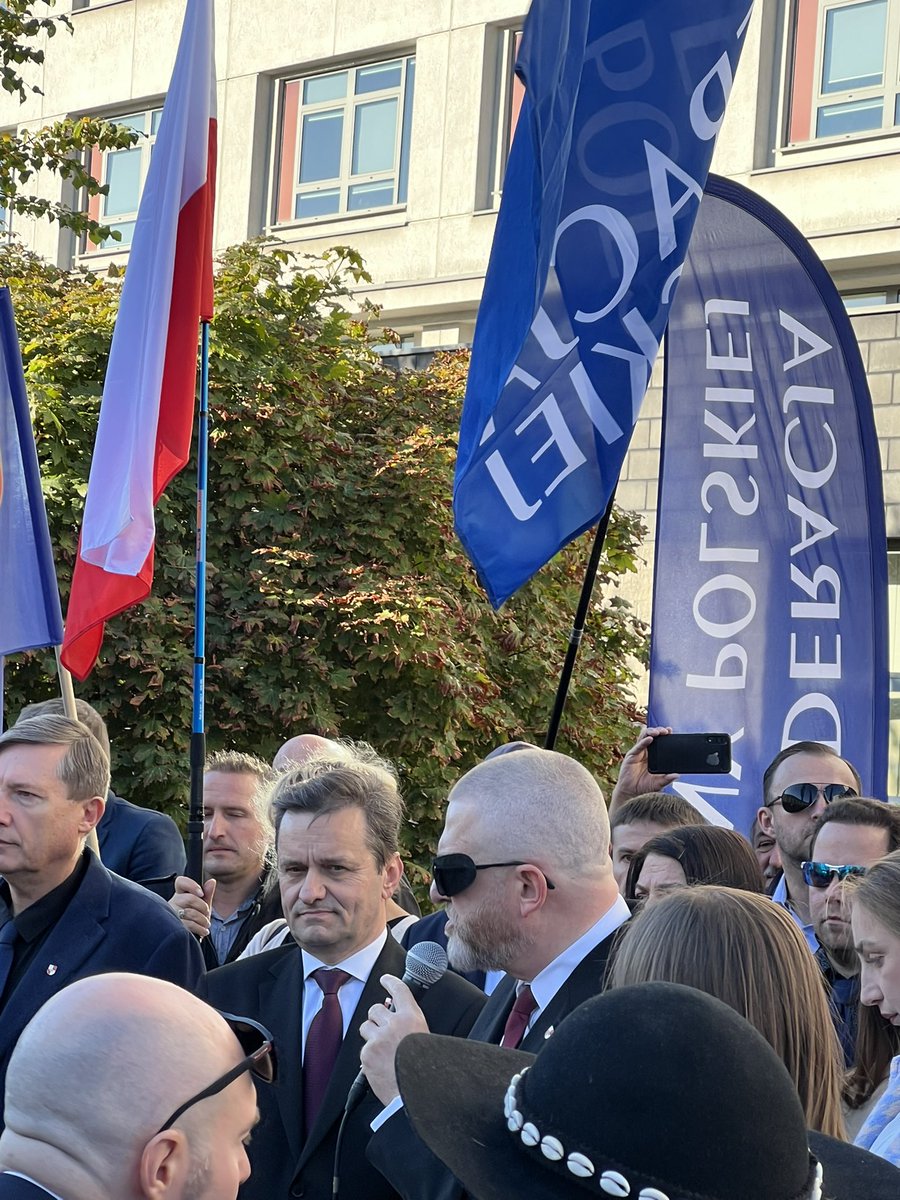 czuchnowskiw's tweet photo. Kontrdrmonstranci puszczali Braunistom stosowne pieśni i piosenki: hymn Rosji, Kalinkę i Pusť wsiegda budiet sołnce. Braun bardzo się zdenerwował… https://t.co/Rbk9ZUp0RI