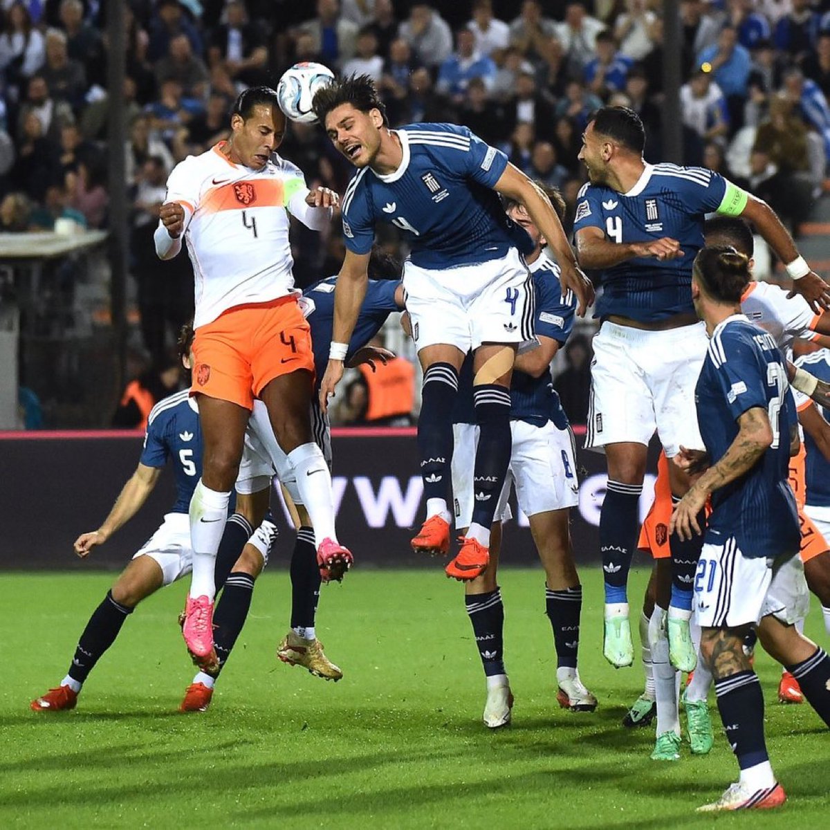 RHilo128's tweet photo. 🚨 ¡EMPATE EN SALÓNICA!

🇬🇷 Grecia y 🇳🇱 Países Bajos empatan 2-2 en esta edición de Nations League.

⭐ Ioannidis y Masouras adelantaron a Grecia, pero Van Dijk y Reijnders rescataron el empate para Países Bajos. 

🛡️ Los neerlandeses mantienen el invicto en el Grupo A2. https://t.co/t8sulxpOeb